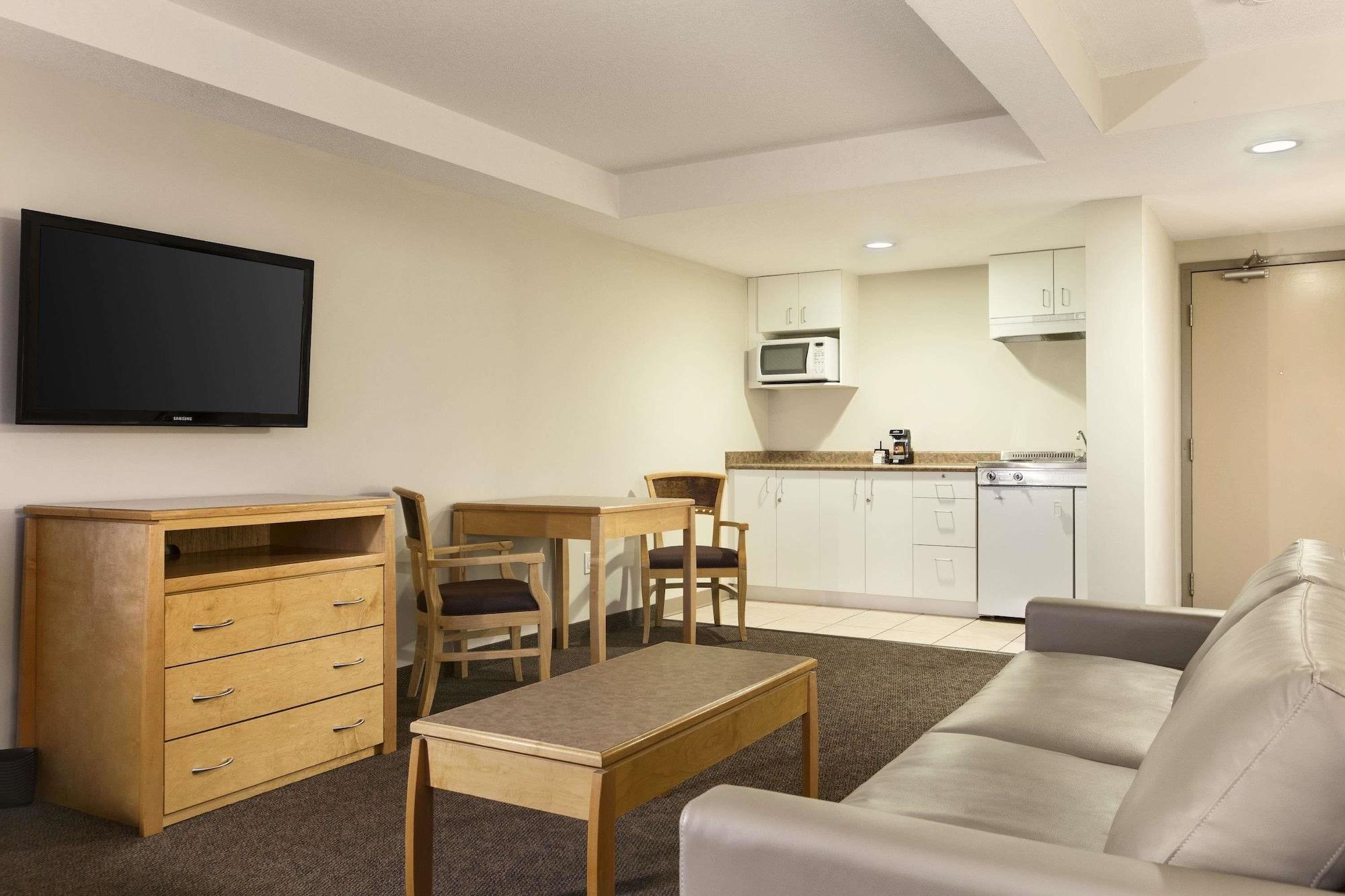 Days Inn By Wyndham Victoria Airport Sidney Extérieur photo