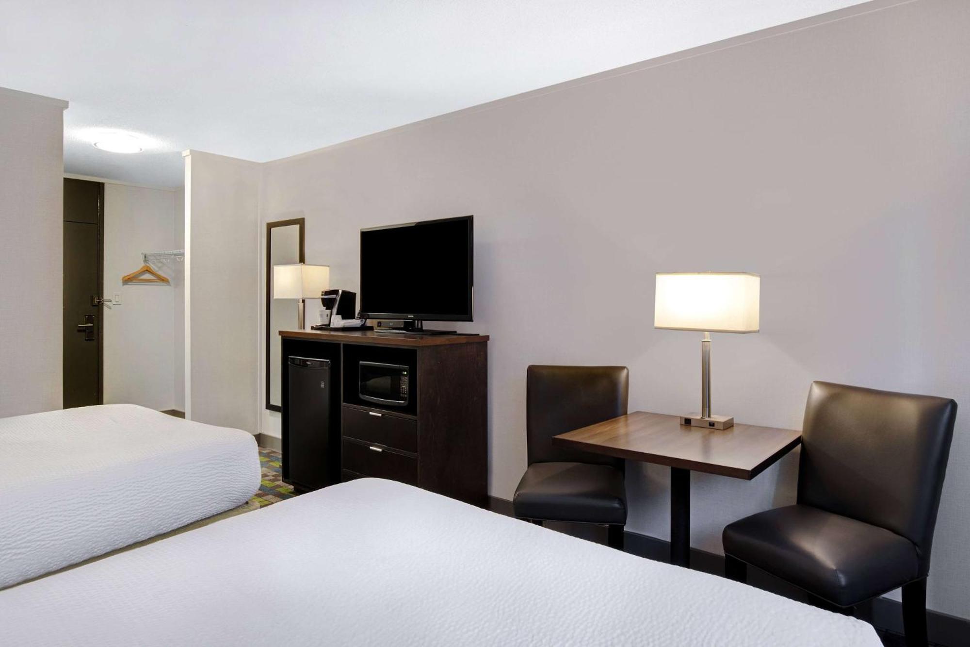 Days Inn By Wyndham Victoria Airport Sidney Extérieur photo